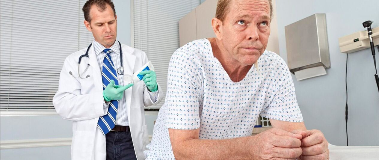 Ein Mann mit Prostatitis bei einem Arztverfahren